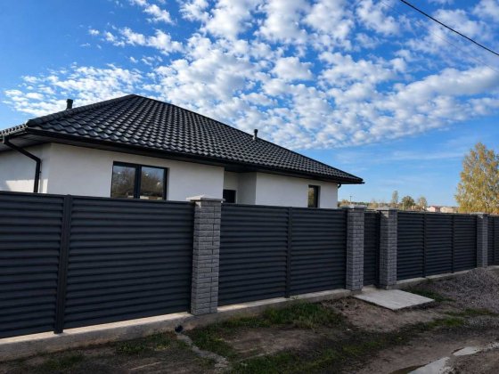 Одноповерховий будинок 110м2. Закрите місточко. Поряд ліс та обвідний канал. Газ! Від забудовника бе Хотянівка
