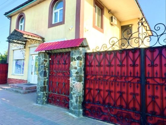 Продаж торгового приміщення з житловою квартирою на 2 поверсі. Гайворон