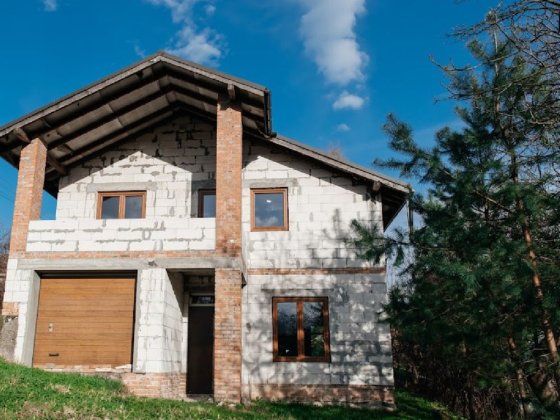 БУДИНОК У БРЮХОВИЧАХ – Власний  простір  біля лісу . Брюховичі