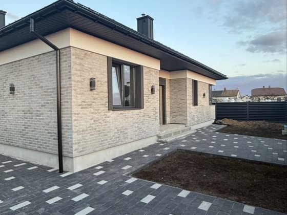 Одноповерховий будинок в Конопниці 130кв.м 5 сотих межа Зимної Води, до міста 5хв, американка Зимна Вода