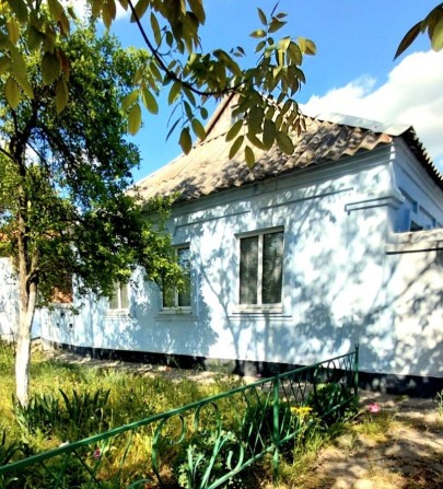 Продаю недорого Дом в пригороде (8 км. от города) в пгт. Воскресенское  с участком 17 соток - фото 1