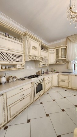 Продам качественый дом с бассейном в Совиньоне. Светлая классика - фото 1
