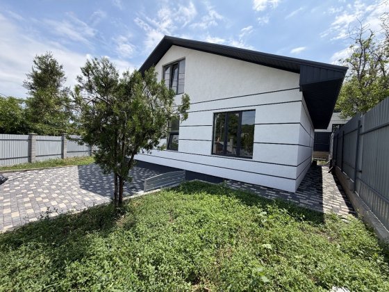 Продам новий стильний будинок мансардного типу 170 м² в с.Усатове Усатово