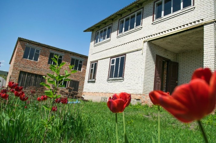 Сучасний будинок з гаражем на 2 авто та унікальним фруктовим садом - фото 1