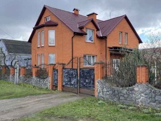 Просторий цегляний будинок з гаражем та лазнею