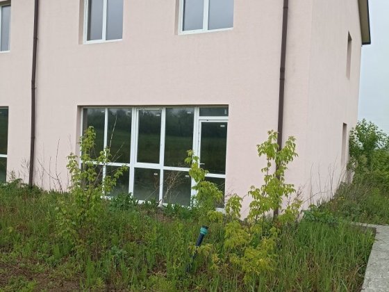 Продаж котеджу з землею біля міста