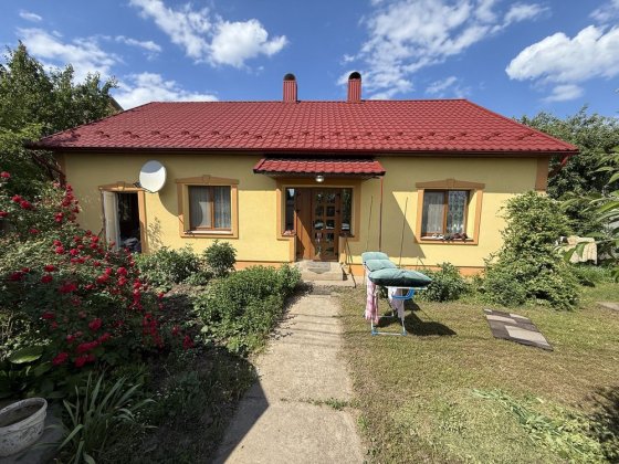Продам чудовий 3-з кімнатний будинок із власною ділянкою, в центрі с. Чагор. Чагор