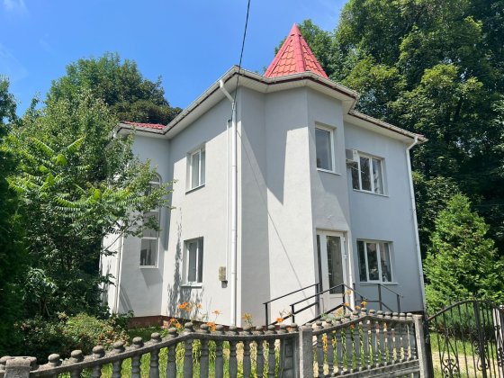 Продається будинок в центрі всі деталі за номером Кицмань