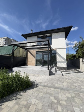 Продаж сучасного двоповерхового будинку в районі ДНС, біля річки. - фото 1