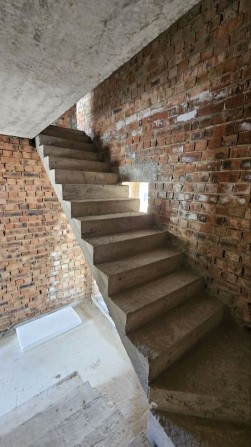 Таунхаус біля річки — комфорт і спокій у затишному районі міста - фото 1
