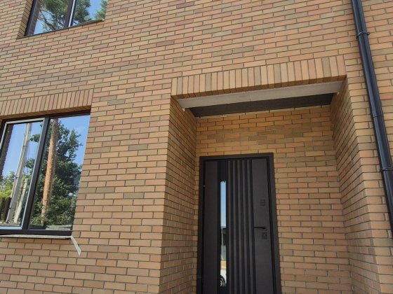 Фасад з клінкерної цегли, таунхаус у центрі Ірпеня | 103 м² + мансарда | Тиха вулиця серед сосен Ірпінь