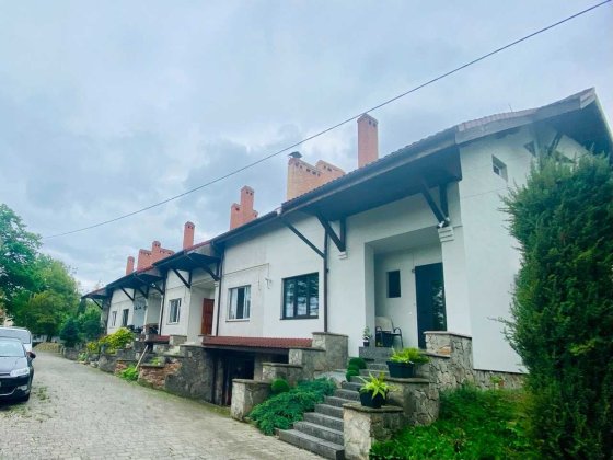 Продаж танхаусу в обжитій тихій локації в центрі міста 170 м2 в клубному містечку з гаражем і земель Ивано-Франковск