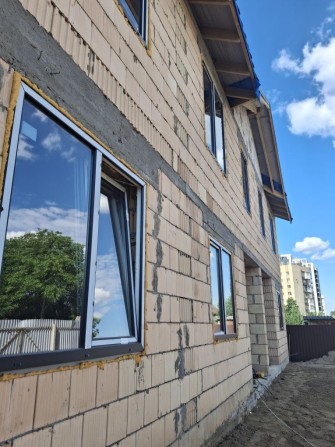 ЦЕНТР  м. БУЧА  продаж 4-х кім. таунхаус 102м2  землі 1.5 соток ГАЗОВЕ опалення! - фото 1
