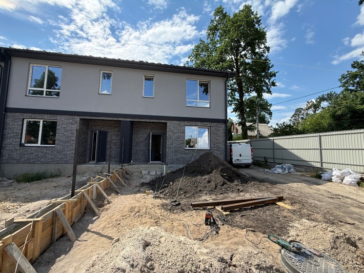 Кутовий таунхаус у Бучі від забудовника — ГАЗ, комфорт та власний двір - фото 1