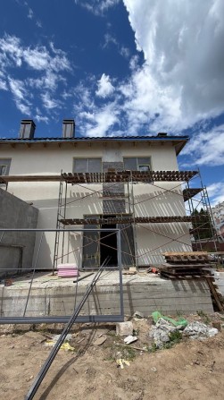 Вже на етапі фасадних робіт. Дуплекс в центрі Бучі. Газ, ділянка- 3.5 сотки. - фото 1