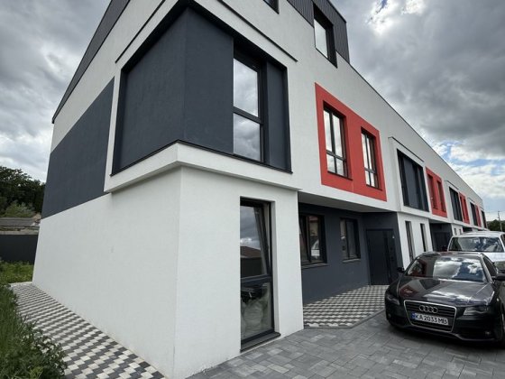 Буча, продається кутовий Таунхаус. Три поверхи 180 м2 5 кімнат та просторий дворик. Чорнове наповнен Буча