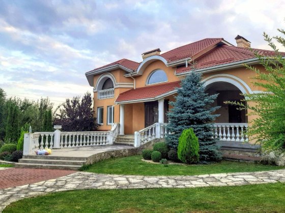Ексклюзивний будинок в масиві Дивокрай. Простора вітальня, відкрита тераса є підвал. Діялнка площею  Хмельницький