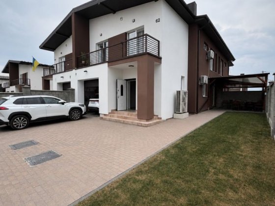 Продаж котеджу з гаражем Ровно