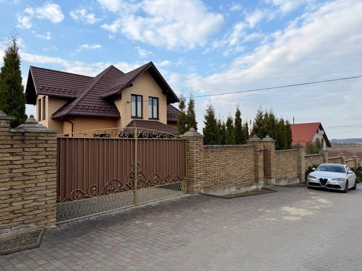 Продаж приватного будинку з частковим ремонтом в приватній вулиці - фото 1