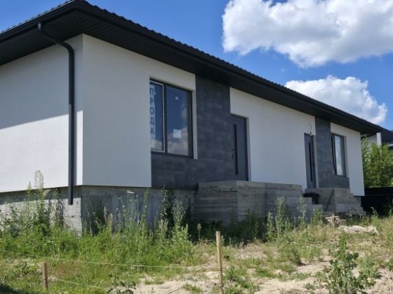 Котедж з комунікаціями та підвалом Ровно