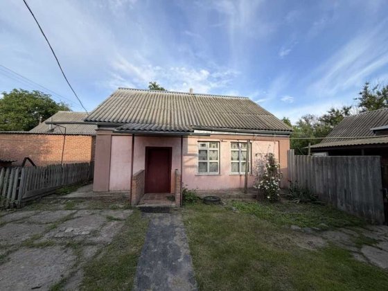Два окремостоячі будинки за ціною одного, 20 км від міста
