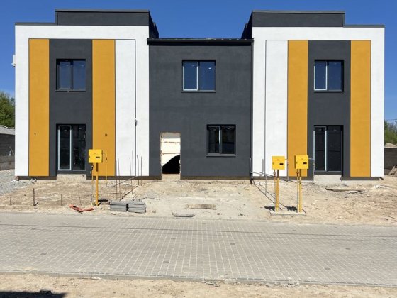 Продам котедж з міськими комунікаціями та газом, асфальтований до їзд , позаду Дріади , район Ювілен Ровно