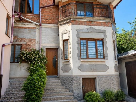 Продаж частини будинку в центрі вул.  Ольжича Чернівці