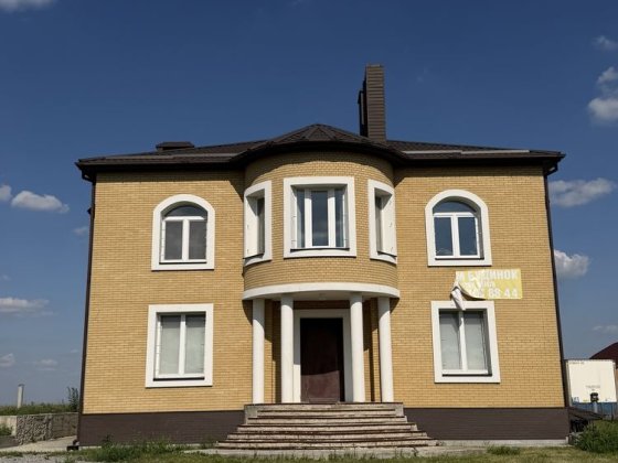 Продам будинок з гарним видом .