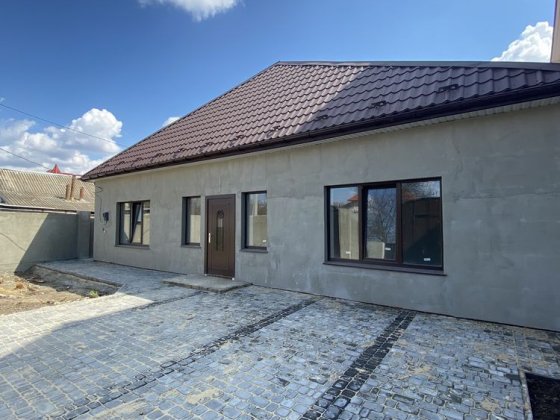 Продам новый дом  в центре Мельниц с заездом и двором. Херсон