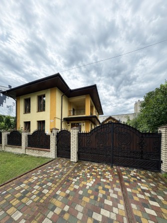 Продаж будинку поряд з парком та озером! - фото 1