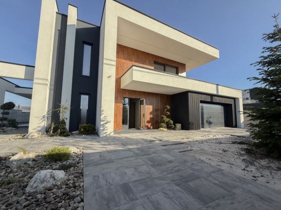 Окремий будинок у місті, 10 сот землі, 250 м2, з гаражем на 2 авто‼️ Рівне