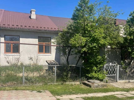 Пів особняка з окремим двориком, та незавершеним ремонтом 3 кімнати Чернівці