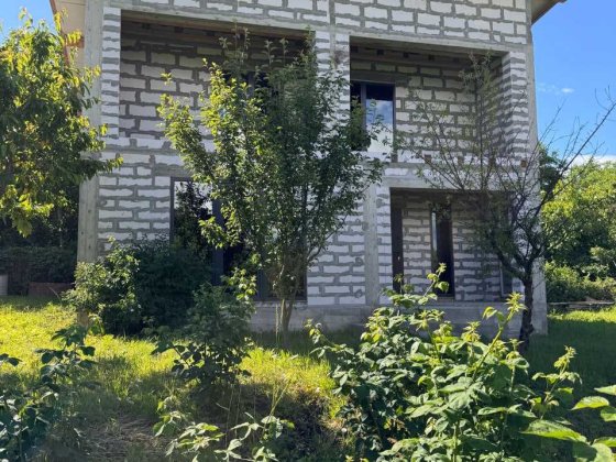 Продається новозбудований та старенький жилий дачний будинок з великою ділянкою на Рощі Чернівці