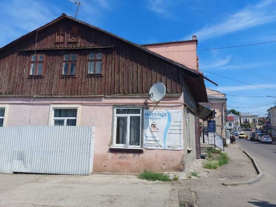 Частина будинку, центр Садгори, під житло чи комерцію , перша лінія Чернівці