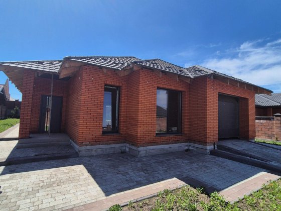 √ Продаж сучасного будинку з гаражем та ділянкою 7 сот Ровно