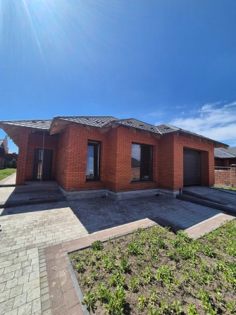 √ Продаж сучасного будинку з гаражем та ділянкою 7 сот - фото 1