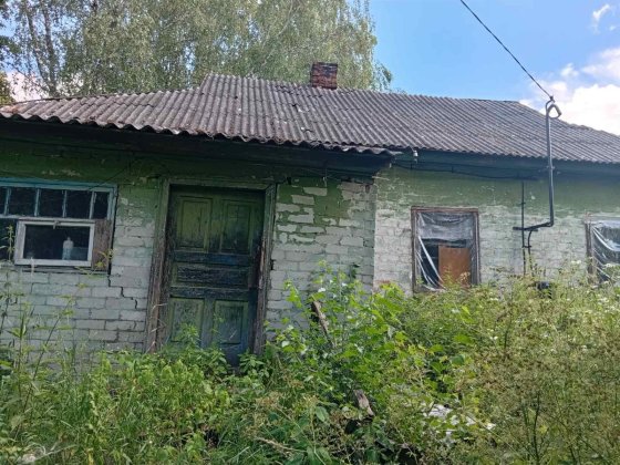 Продається  хата в селе Полуботки 2 км от Чернігова,приватизованої землі 0.25 га,+ 0.15 не приватизо Чернігів