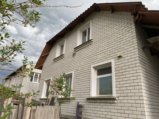 Добротний цегляний будинок 120 м² з підвалом, гаражем та газом на 12 сотках. Слобода Чернігів