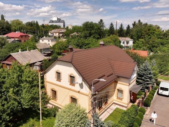 р Просторий 6-кімнатний будинок у центрі міста з гаражем на 2 авто Ровно