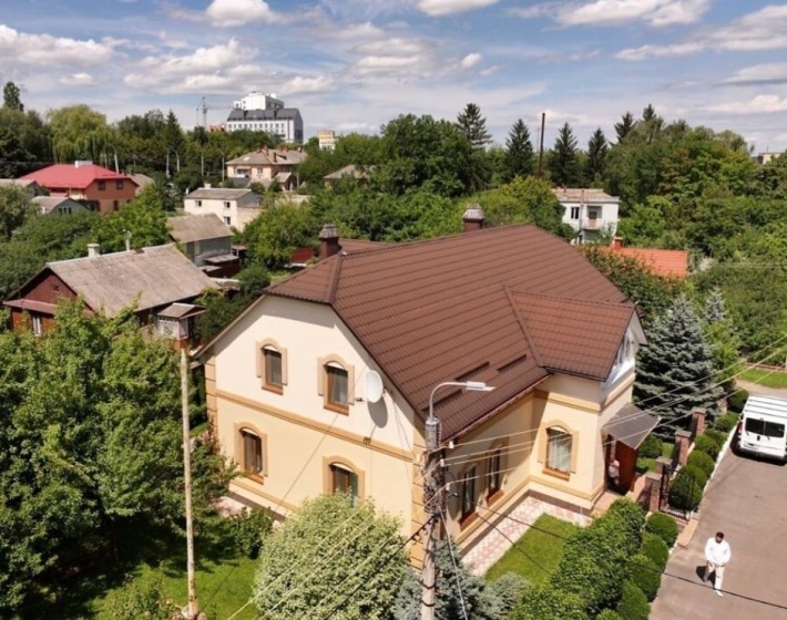 р Просторий 6-кімнатний будинок у центрі міста з гаражем на 2 авто - фото 1