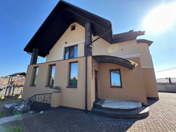 Продам приватний будинок з гаражем та сауною Ровно