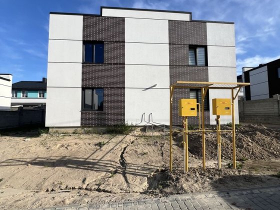 Продам котедж з газом та централізовані комунікаціі , асфальтований доізд Ровно