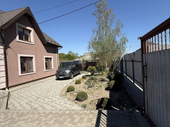 Будинок з ставком та великим садом Чернівці