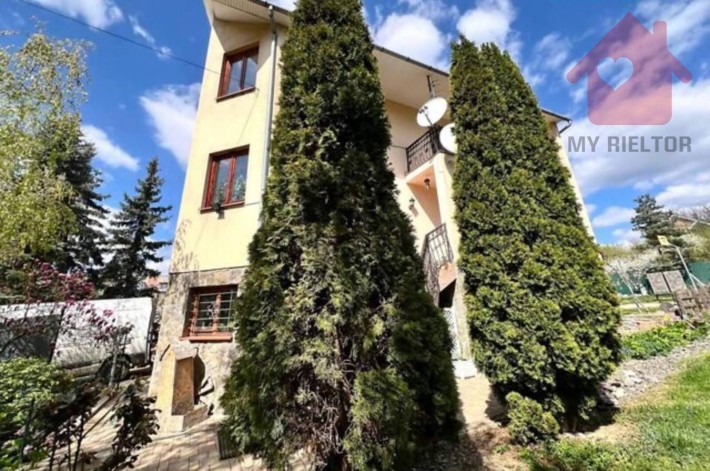 Продаж просторого сімейного будинку з цокольним поверхом та каміном - фото 1