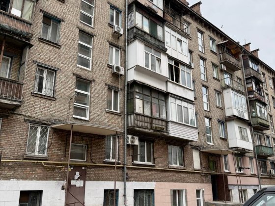 без % Продаж 1 кімнатної квартири в цегляному будингку по вул.Набережно-Лугова,3. Поділ метро Тараса Київ