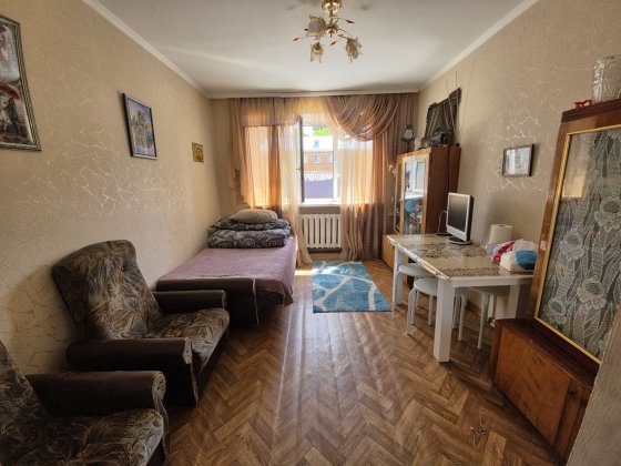 КІМНАТА у гуртожитку перша здача після власників, цілодобово гаряча вода, гарний ремонт, вже вільна.
