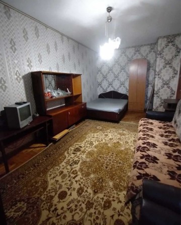 Зигіна. Здається кімната в гуртожитку. Одна людина - фото 1