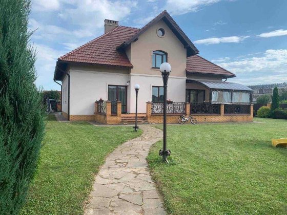 Оренда будинку з великою територією в передмісті