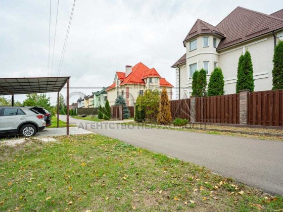 Оренда просторого будинку Вишеньки КМ Золоче міський клуб Wish живлення для заряджання електромобіля Вишенки