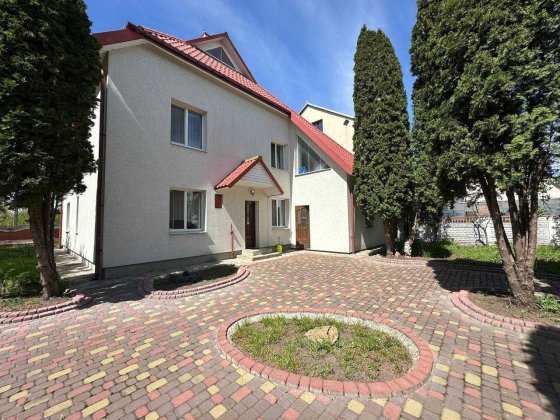 Оренда просторого будинку з гаражем в районі Басів Кут Рівне